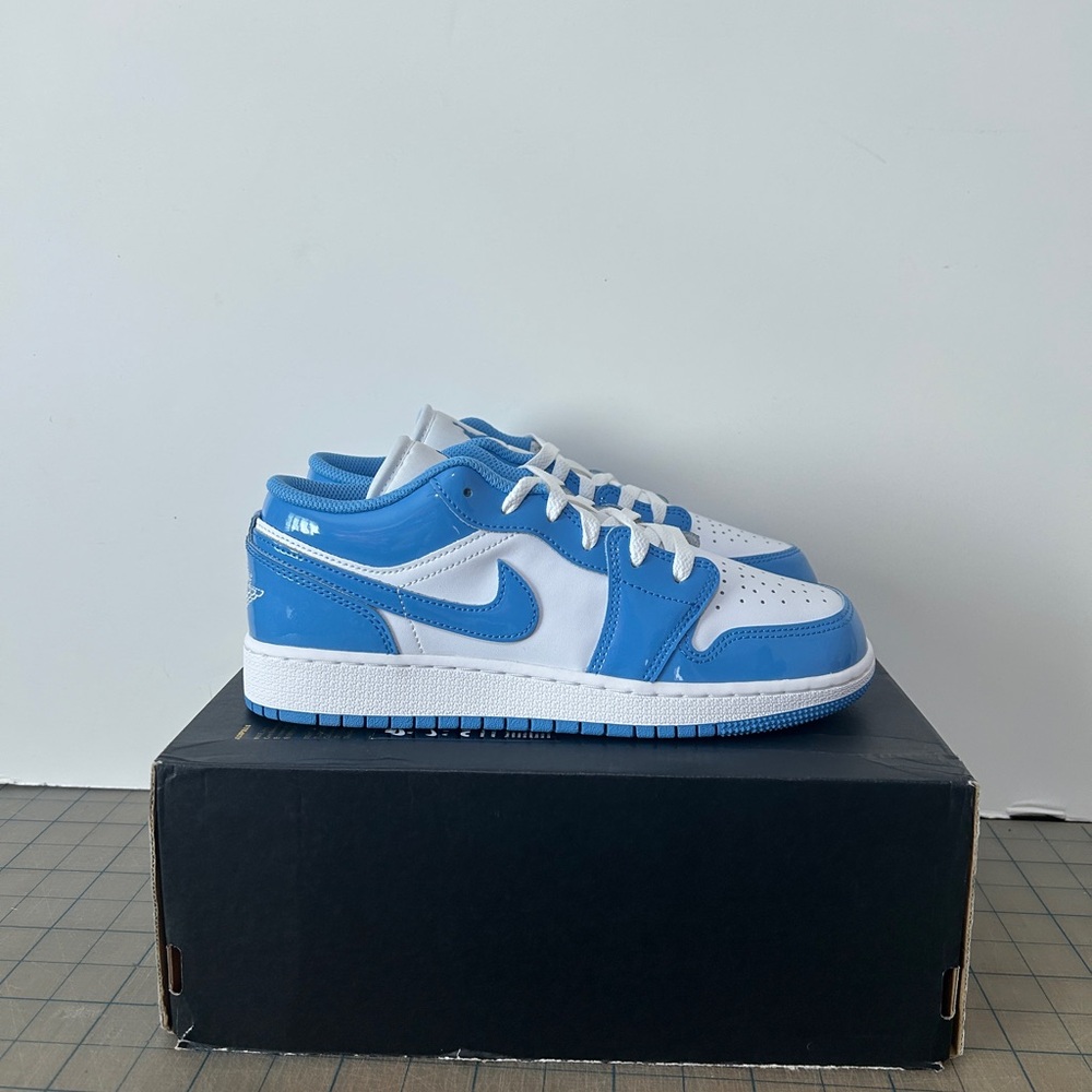 Air Jordan 1 Low GS ‘UNC Patent’ - Picture 3 of 6